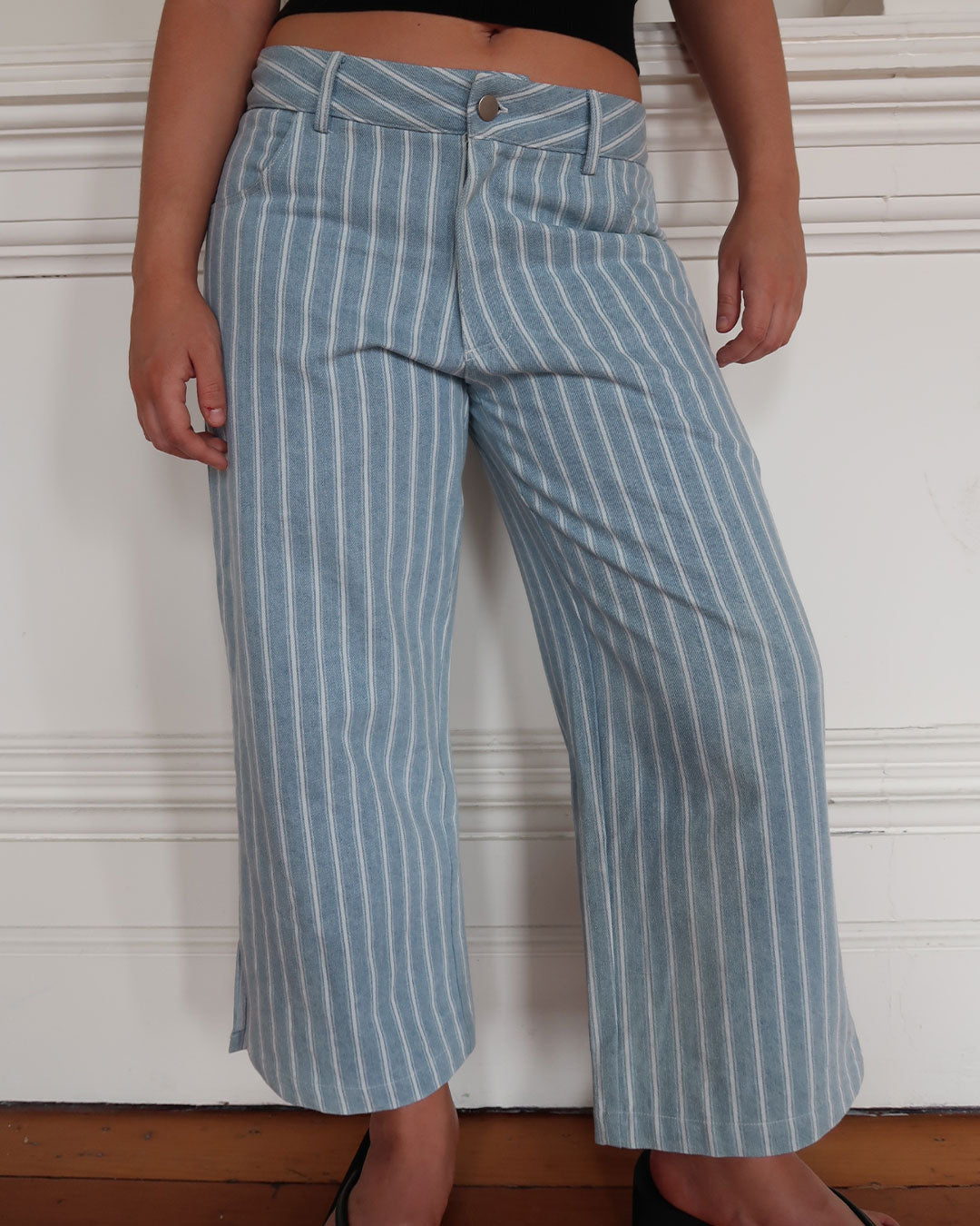 Women's low waisted pant in denim stripe featuring 3/4 length and streight leg fit. 