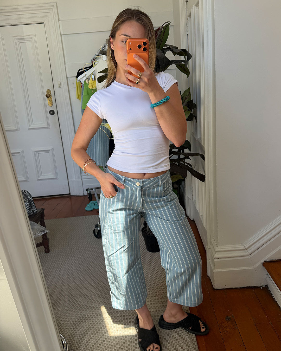 Women's low waisted pant in denim stripe featuring 3/4 length and streight leg fit. 