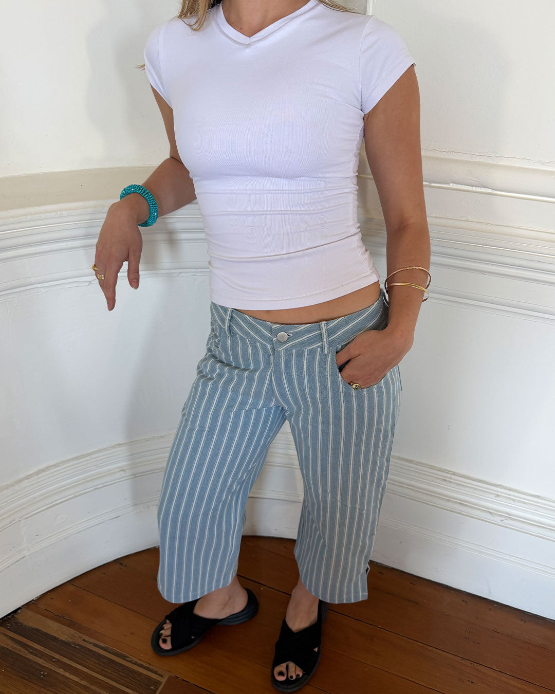 Women's low waisted pant in denim stripe featuring 3/4 length and streight leg fit. 